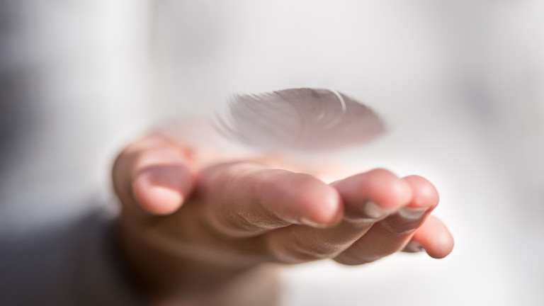 Eine flach ausgestreckte Hand mit einer Feder auf der Handinnenfläche zum Impuls für den Beginn der Fastenzeit in den Einrichtungen der Immanuel Albertinen Diakonie Eine flach ausgestreckte Hand mit einer Feder auf der Handinnenfläche zum Impuls für den Beginn der Fastenzeit in den Einrichtungen der Immanuel Albertinen Diakonie