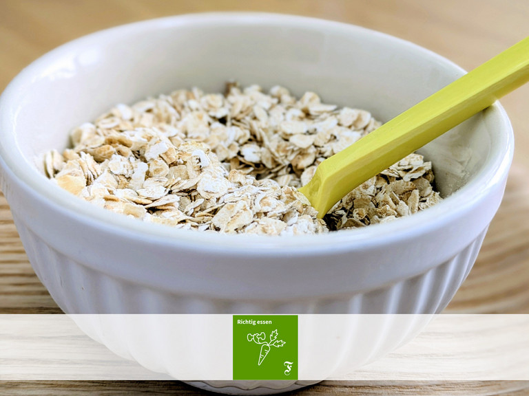 Haferflocken in Schüssel mit Löffel