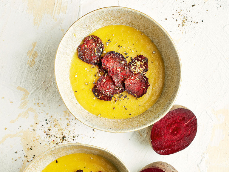 Möhren-Curry-Suppe mit Rote-Bete-Chips als vegane Vorspeise Möhren-Curry-Suppe mit Rote-Bete-Chips als vegane Vorspeise