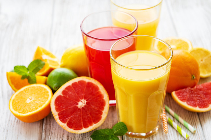 Zitrusfrüchte und Gläser gefüllt mit Saft Zitrusfrüchte und Gläser gefüllt mit Saft