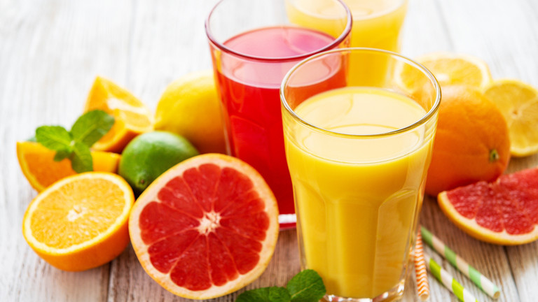Zitrusfrüchte und Gläser gefüllt mit Saft Zitrusfrüchte und Gläser gefüllt mit Saft