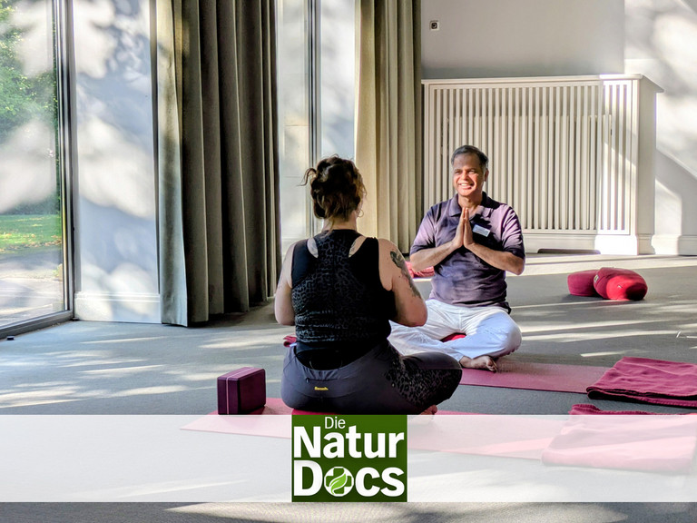 Patientin bei Yoga-Praxis mit Yoga-Therapeut Patientin bei Yoga-Praxis mit Yoga-Therapeut
