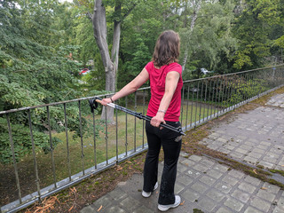 Brustkorb dehnen mit Nordic Walking-Stöcken Brustkorb dehnen mit Nordic Walking-Stöcken