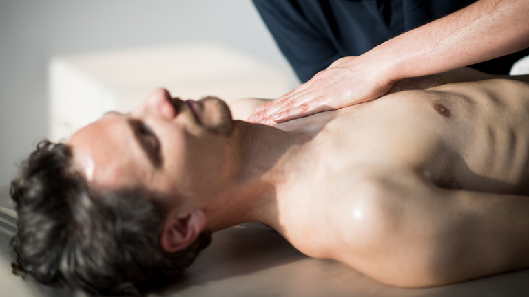 Patient erhält Massage - Ayurveda - Immanuel Medizin Zehlendorf