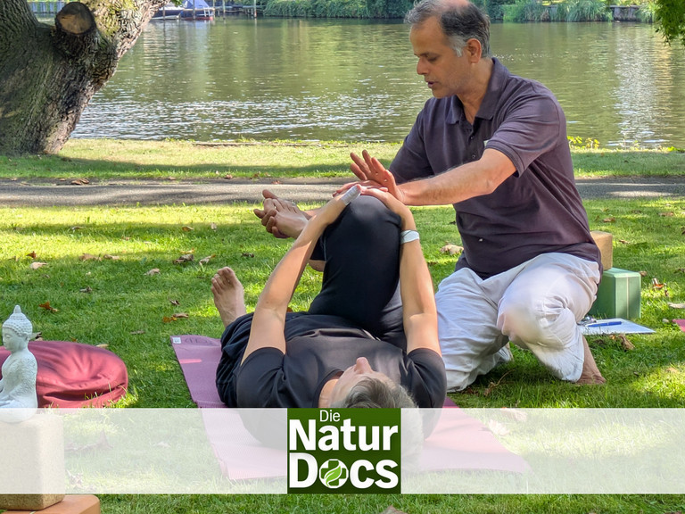 Yogatherapeut leitet Patientin bei Asana an Yogatherapeut leitet Patientin bei Asana an