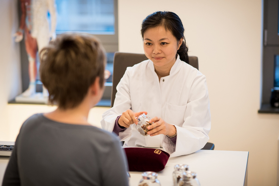 TCM-Ärztin mit Patientin - Immanuel Medizin Zehlendorf